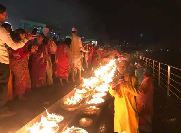 300 महिला श्रद्धालुओं ने गंगा घाट पर सवा लाख दीपक में बलियां जलाई