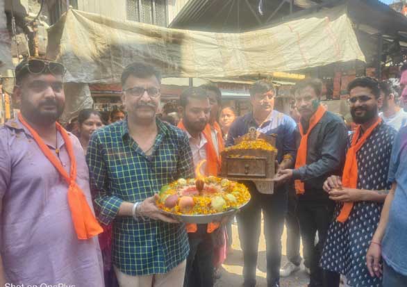 नगर में श्री बाँके बिहारी के साथ खेली फूलों की होली