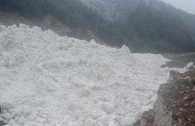 धारचूला में टूटा ग्लेशियर सड़क मार्ग बंद गई वाहन फंसे
