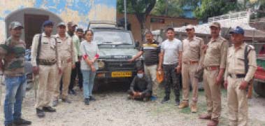 सीताबनी में बाघ को परेशान कर हमले का वीडियो बनाने वाला जिप्सी चालक गिरफ्तार