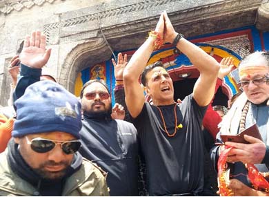 अक्षय ने किये बाबा केदारनाथ के दर्शन लगाये बम-बम भोले के जयकारे