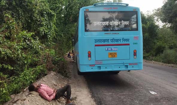 चलती बस में चालक के स्टेयरिंग पर लेट जाने से यात्रियों के होश उडे