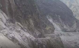 उत्तराखण्ड में भारी भूस्खलन 300 यात्री फंसे, मौसम विभाग में जारी किया 13 जिलों में अलर्ट