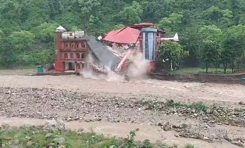 उत्तराखण्ड में बारिश का कहर जारी दून डिफेंस कॉलेज नदी में भरभराकर गिरी