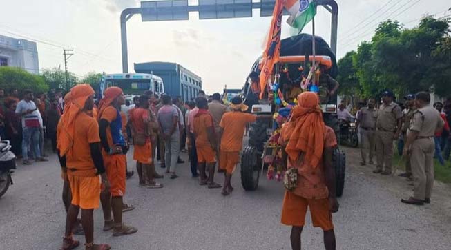 उपखनिज लदे डंपर ने कांवड़ियों के जत्थे की ट्रैक्टर ट्राली को मारी टक्कर