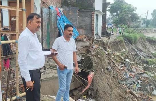 ढेला बस्ती में नदी किनारे बना एक मकान भरभराकर गिरा