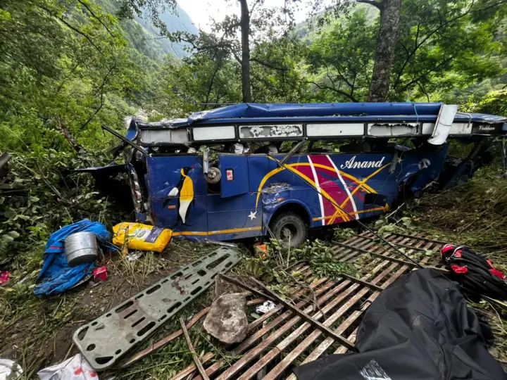 गंगोत्री नेशनल हाईवे पर बड़ा हादसा प्राइवेट बस गहरी खाई में गिरी