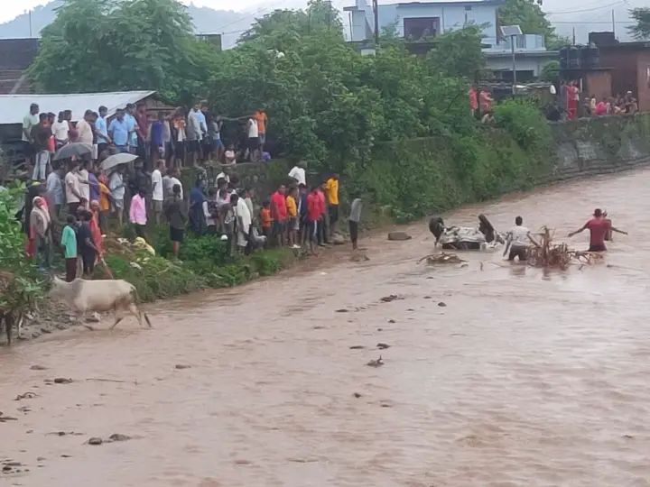 कोटद्वार में भारी तबाही, उफनाए गदेरे में बही कार