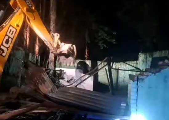 राष्ट्रीय राजमार्ग के किनारे बनी मजार को ढहाया