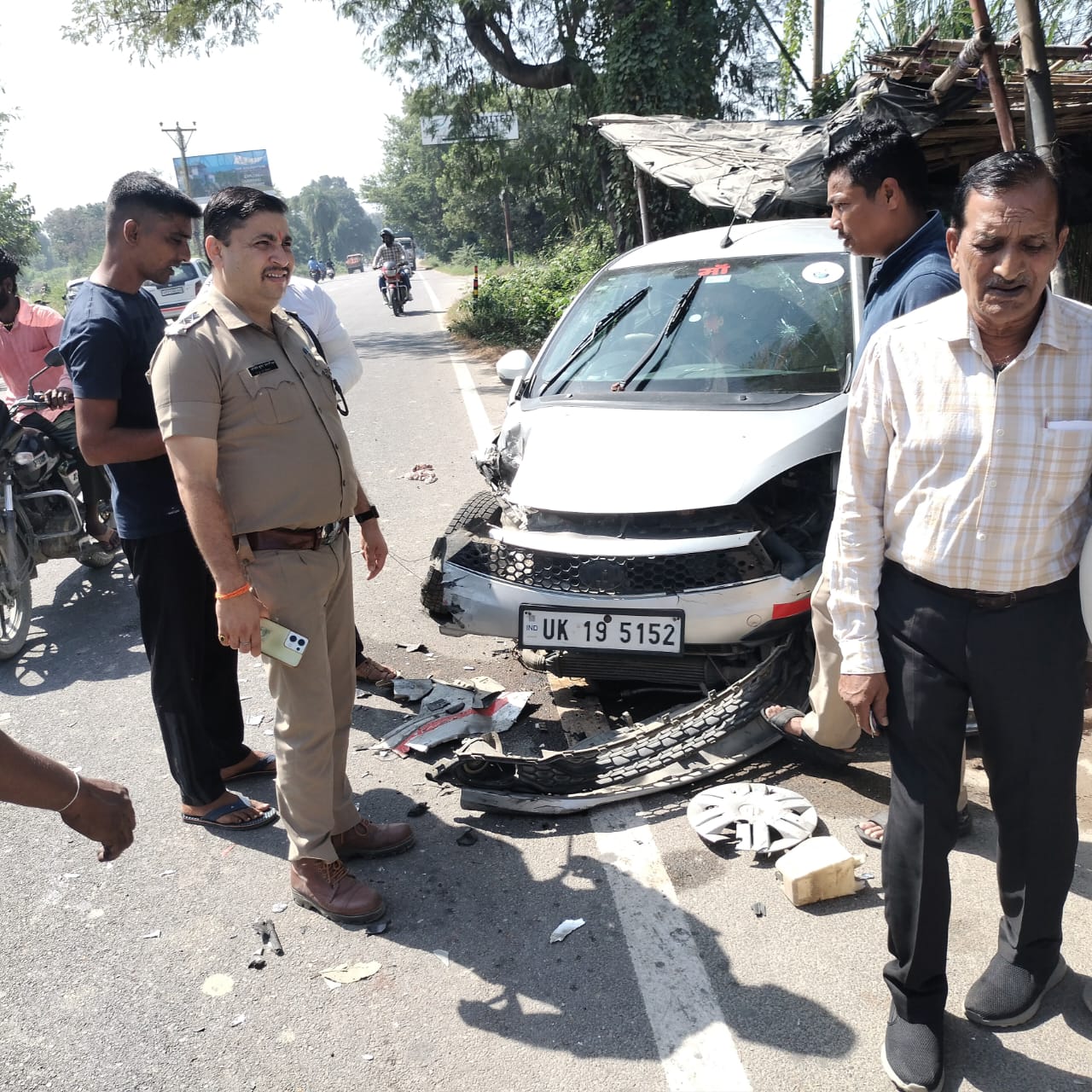 एसआरएफ फैक्ट्री के सामने कार एक्सीडेंट