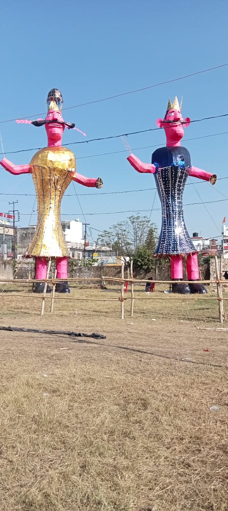 रामलीला मैदान में रावण और मेघनाद के विशालकाय पुतले लगे