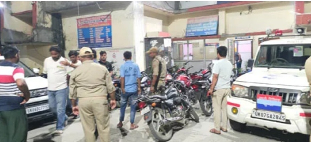 नगर के बीचोबीच जुए के अड्डे का भंडाफोड, लाखों रूपये बरामद