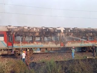 ब्रेकिंग न्यूज़ आगरा स्टेशन के पास पातालकोट एक्सप्रेस ट्रेन के कोच में लगी आग