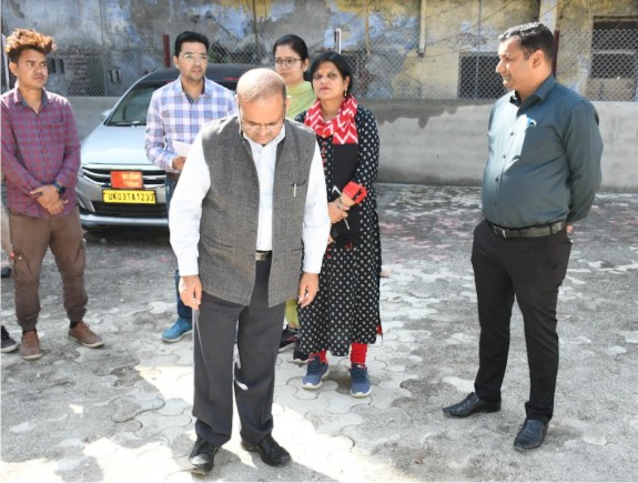 सचिव, विनोद कुमार सुमन द्वारा देवलचौड सडक चौडीकरण का निरीक्षण किया