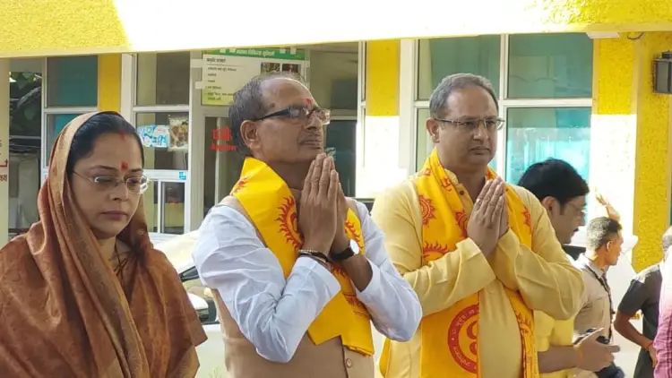 सीएम शिवराज सिंह चौहान वेदमंत्रों और शंख ध्वनि के साथ मां गंगा का पूजन और अभिषेक किया