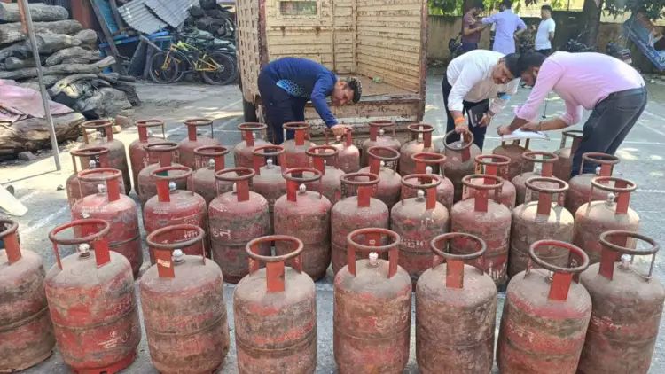 एक घर से 38 सिलेंडर जब्त उत्तर प्रदेश से लाकर यहां ब्लैक में सिलेंडर बेचता था
