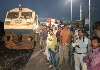 तकनीकी खराबी के चलते प्लेट फार्म पर खड़ी ट्रेन आधे घंटे लेट