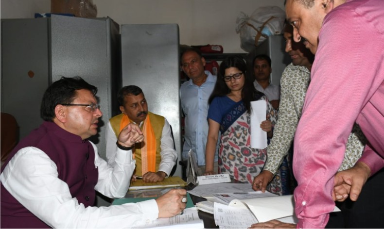 मुख्यमंत्री के सहायक सम्भागीय परिवहन कार्यालय का औचक निरीक्षण से मचा हड़कम्प