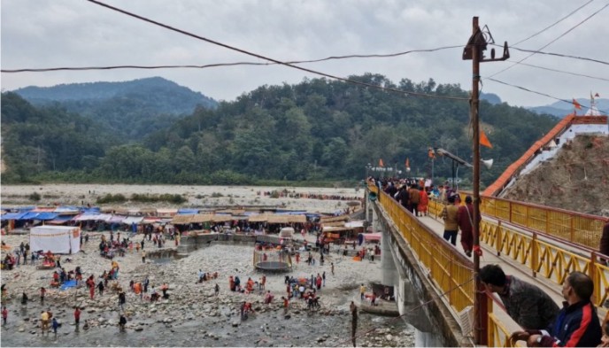 कार्तिक पूणिमा गंगा मेले में लगी दर्शनार्थियों की भीड़ आस्था की लगी डूबकी