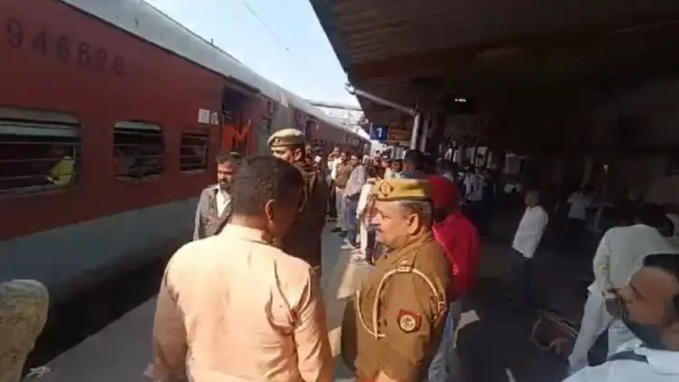 बरेली जंक्शन पर अवध-असम एक्सप्रेस की एक बोगी में अचानक तेज धमाका