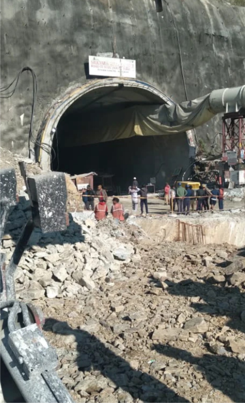 डबल लेन निर्माणाधीन सुरंग का एक हिस्सा टूटने से दर्जनों मजदूर फंसे, एसडीआरएफ की टीम मौके पर पहुंची