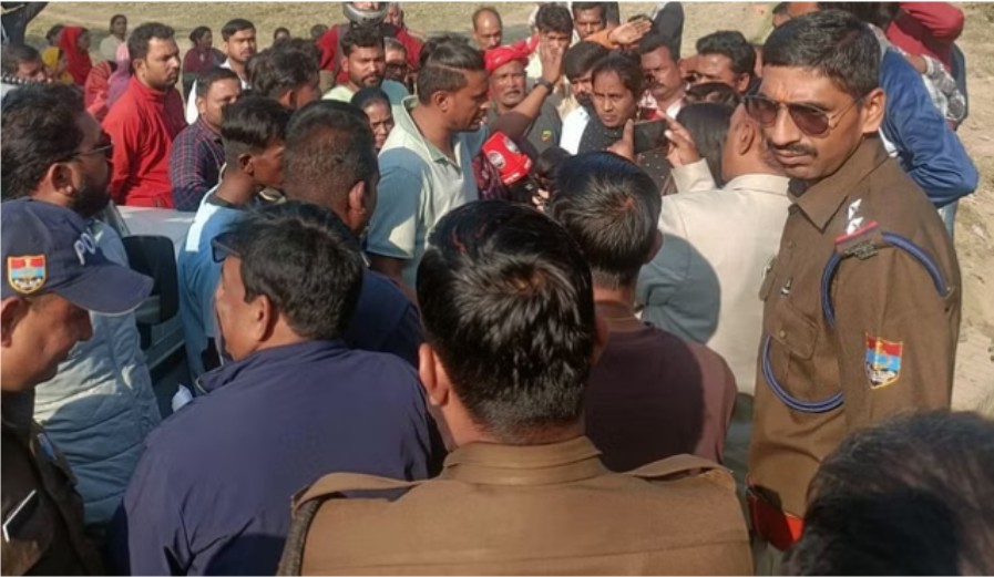 खड़कपुर देवीपुरा में सीसीमार्ग के निर्माण को लेकर दो पक्षों में विवाद