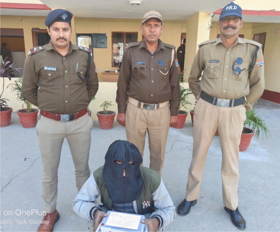 चोरी के माल तथा नाजायज चाकू के साथ शातिर चोर गिरफ्तार