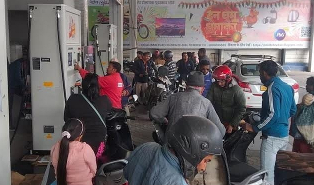 हड़ताल का दुसरा दिनः टैंकरों के थमे चक्के, तेल भरवाने के लिए पेट्रोल पंपों पर उमड़ी भीड़