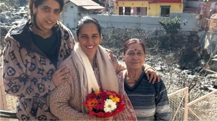साइना नेहवाल ने परिजनों के साथ पहुंची कैंची धाम