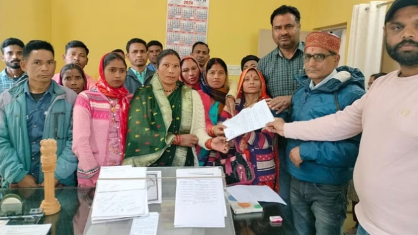 लोगों को आवास योजना का लाभ नहीं मिलने से नाराज ग्रामीणों नेे बीडीओ का किया घेराव