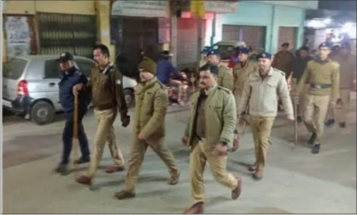 सुरक्षा की दृष्टि से नगर में पुलिस का फ्लैग मार्च