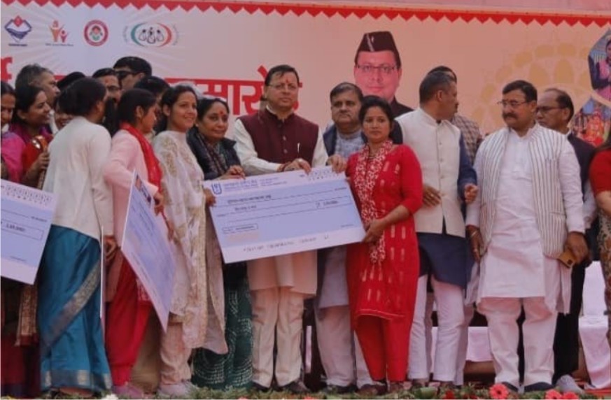 मुख्यमंत्री ने नगर निगम के 43 लाभार्थियों को लाभार्थी चेक वितरित किए