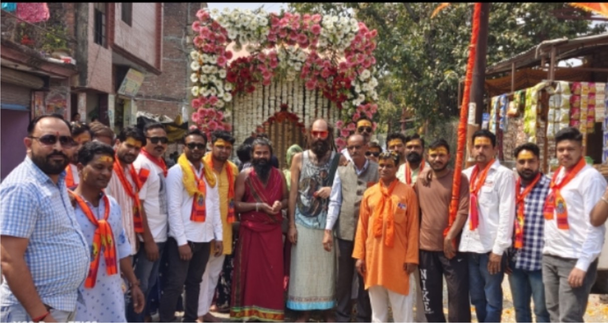 नगर में शोभा यात्रा निकाल खेली फूलों की होली