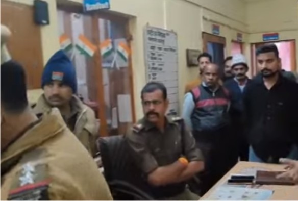मेडिकल स्टोर संचालक के खिलाफ लोगों ने दिया बीच सड़क पर धरना