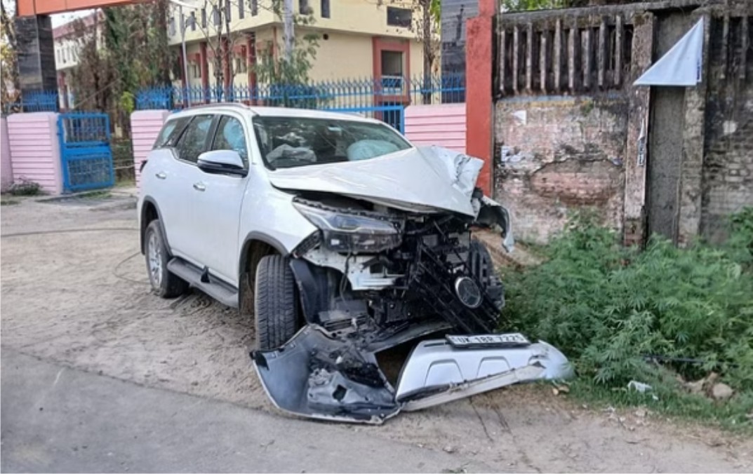 राजकीय पॉलिटेक्निक के ठीक सामने एक कार अनियंत्रित होकर 11 हजार केवी लाइन से टकराई