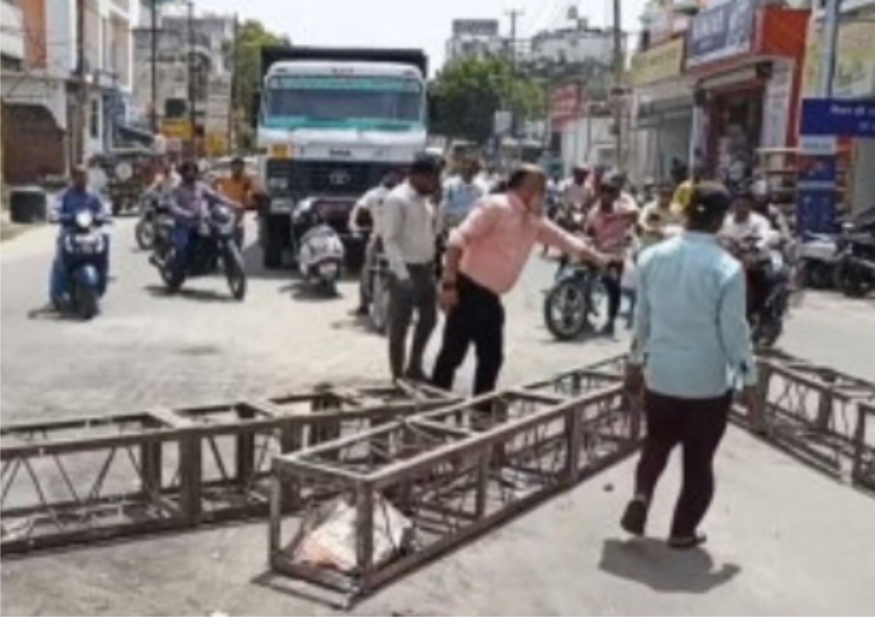 ओवरब्रिज पर सभी वाहनों को आवाजाही बन्द