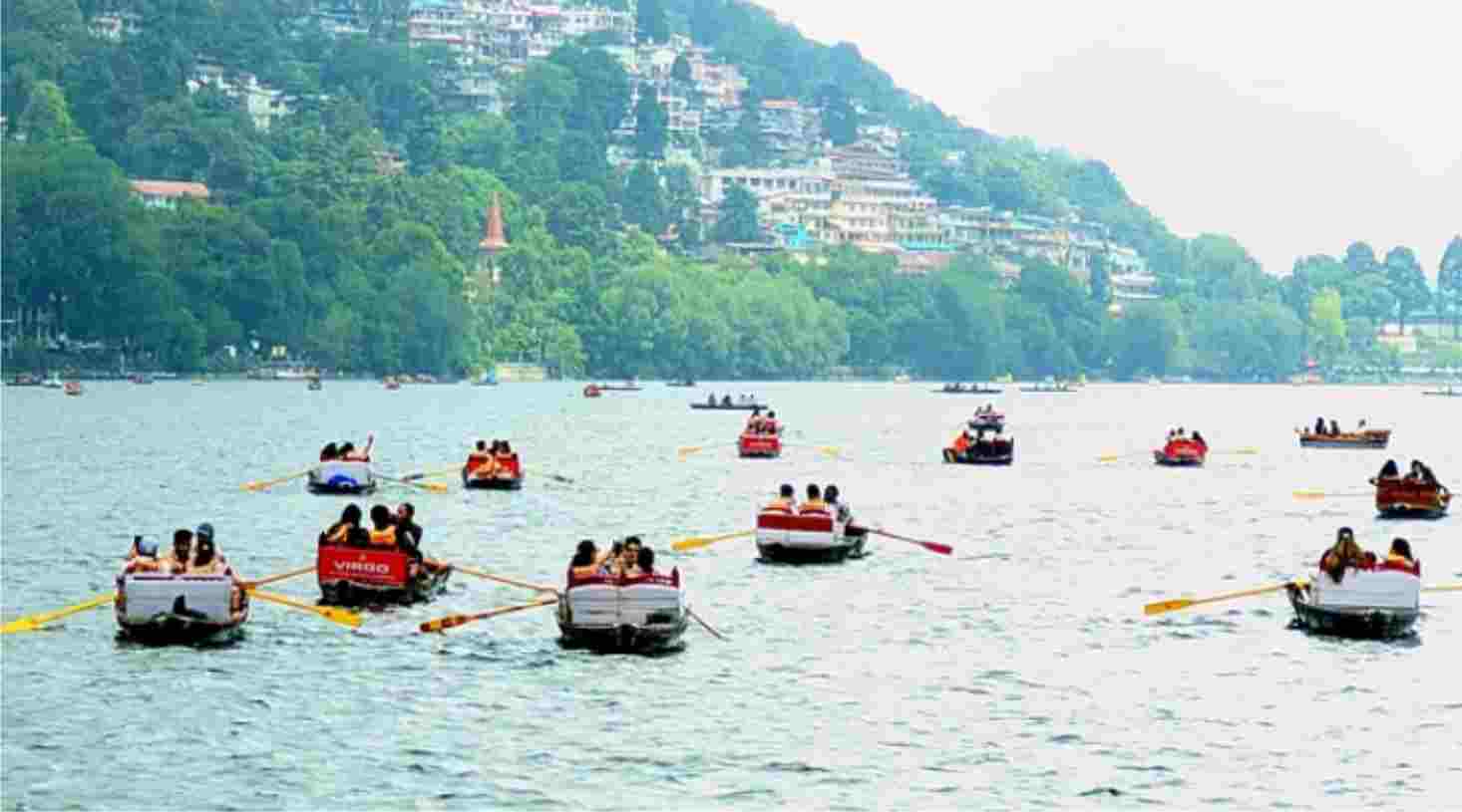 नैनीताल पहुंचे सैलानियों ने मौज मस्ती