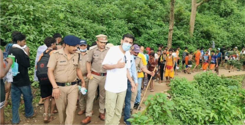 जिलाधिकारी ने किया नीलकंठ पैदल मार्ग का भौतिक निरीक्षण