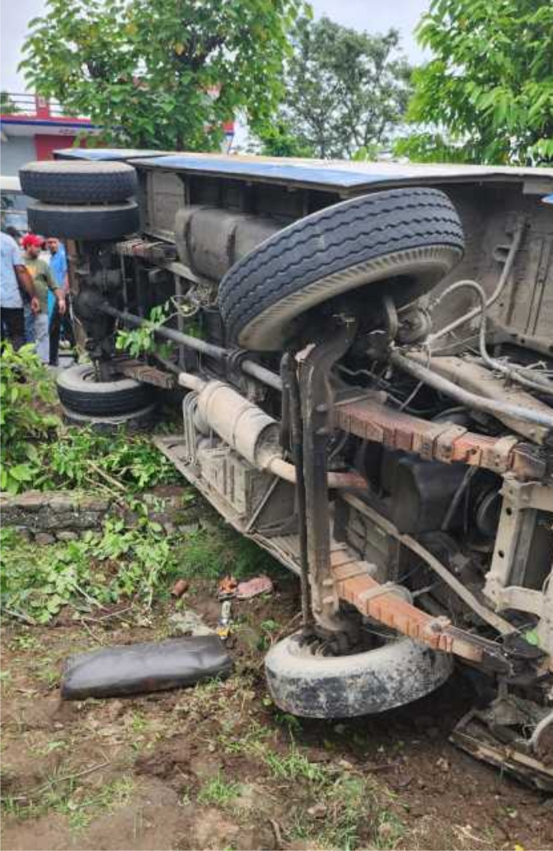 हल्द्वानी-रामनगर रोड पर चलने वाली प्राइवेट बस पलटी तीन यात्री घायल