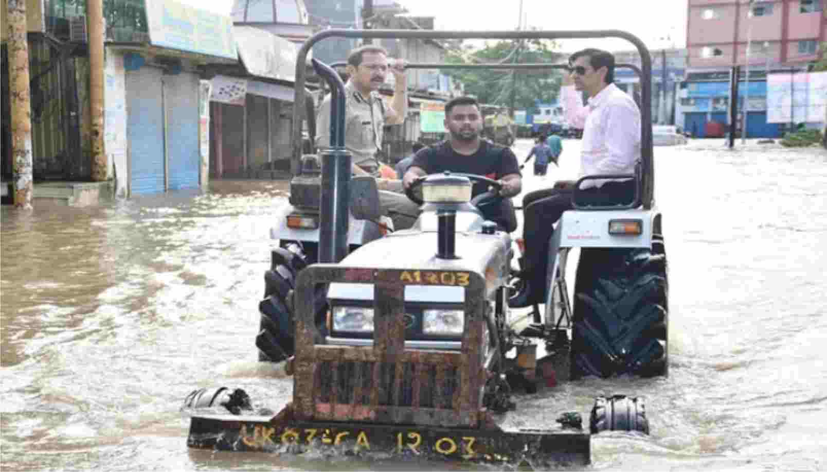 मंडलायुक्त और डीआईजी ने ट्रैक्टर पर बाढ़ प्रभावित क्षेत्रों का दौरा किया