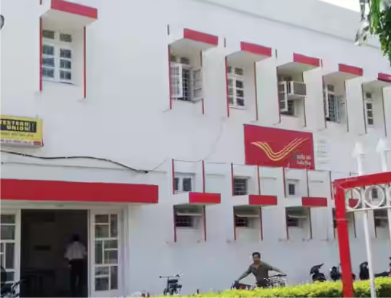 डाकघर में मिल रहा 25 रुपये में तिरंगा, 10 रूपये में प्लास्टिक कोटेड लिफाफा