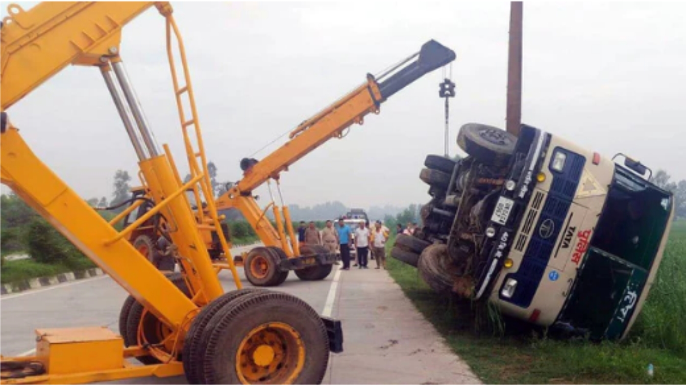 आईआरबी जवानों की बस फोरलेन किनारे दस मीटर गहरे गड्ढे में पलटी तीन जवान घायल