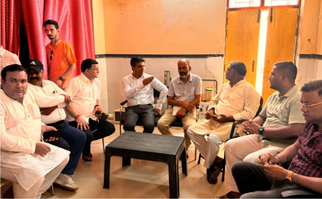 चिकित्सा सम्बन्धी वार्ता हेतु भारतीय जनता पार्टी के कार्यकर्ताओं का एक प्रतिनिधिमंडल सरकारी अस्पताल में मुख्य चिकित्सा अधीक्षक से मिला