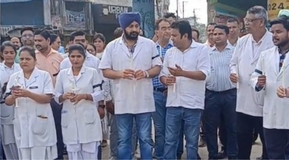 नगर में डाक्टरों च नर्सिग स्टाफ ने किया रोष व्यक्त