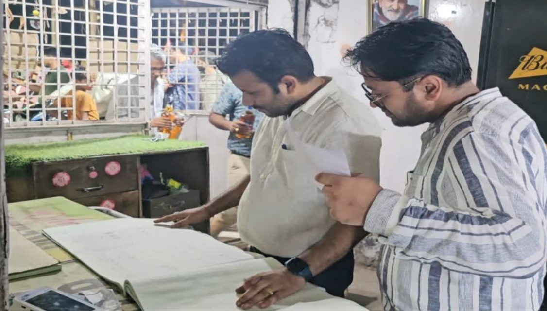 ओवर रेटिंग की शिकायत को लेकर शराब की ठेकों पर प्रशासन की टीम ने छापेमारी