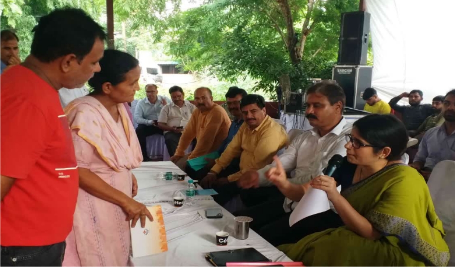 जन समाधान कैंप - जिलाधिकारी ने लगाई नगर स्वास्थ्य अधिकारी को फटकार