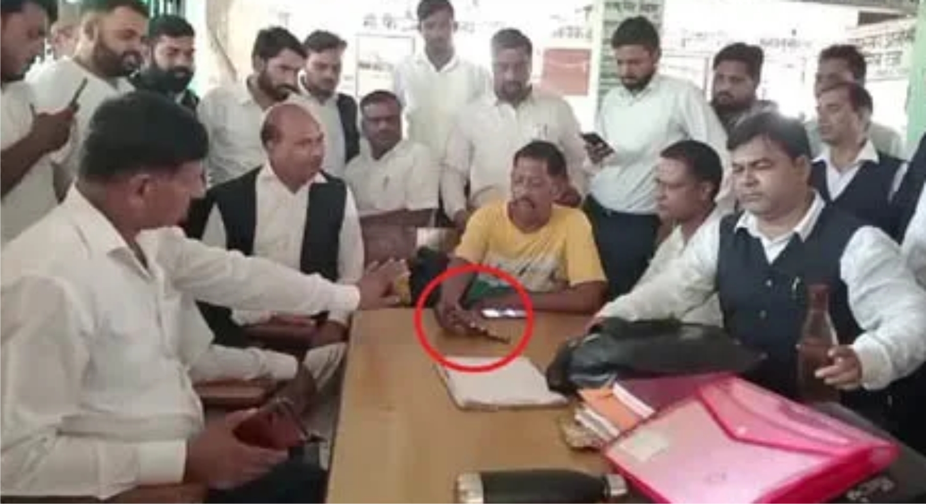 कोर्ट कम्पाउण्ड में वकील के ऊपर ताना तमंचा