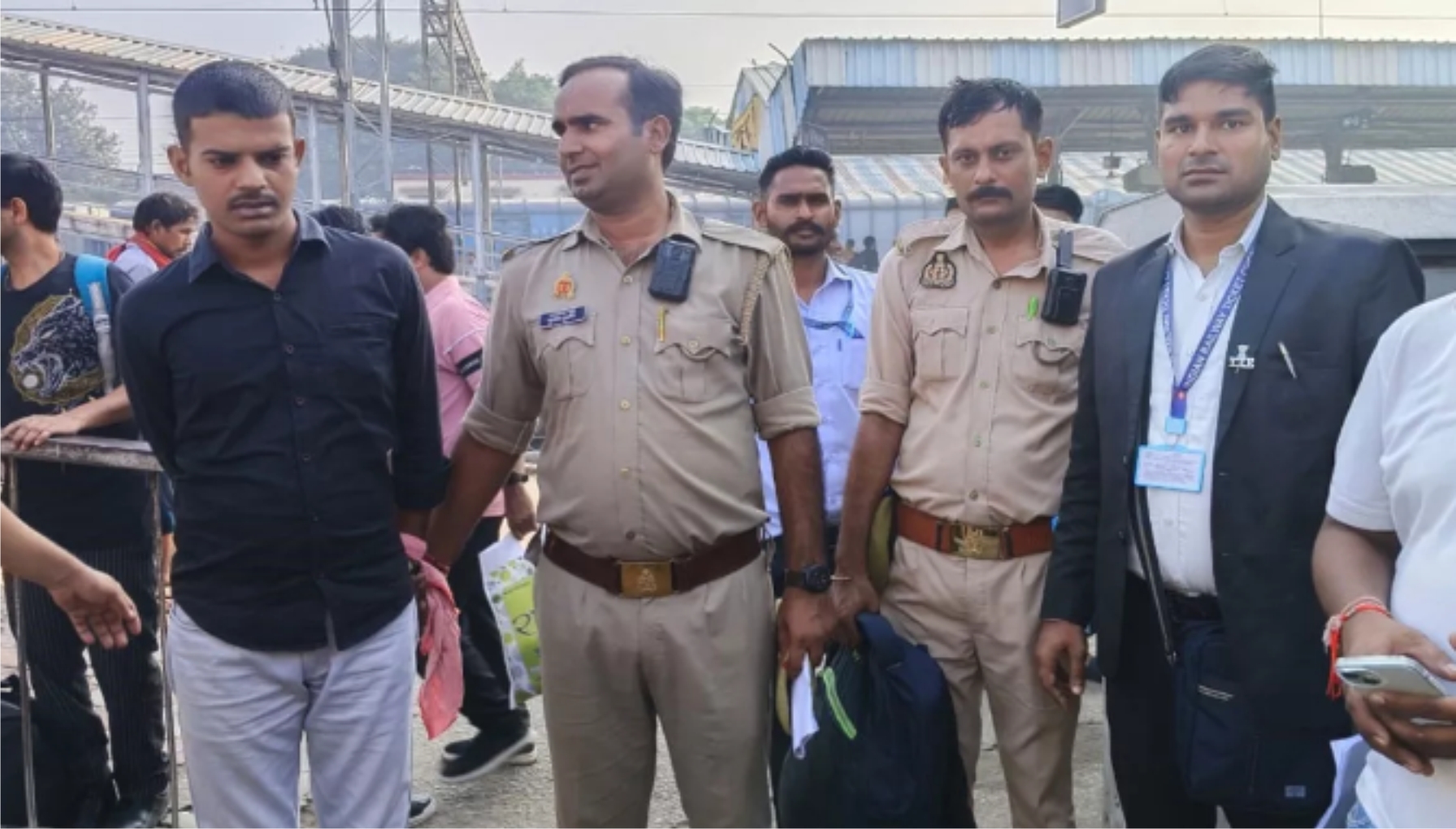 लालकुआं से आनंद विहार एक्सप्रेस में बंदूक की नोक पर यात्रियों से लूटपाट का प्रयास