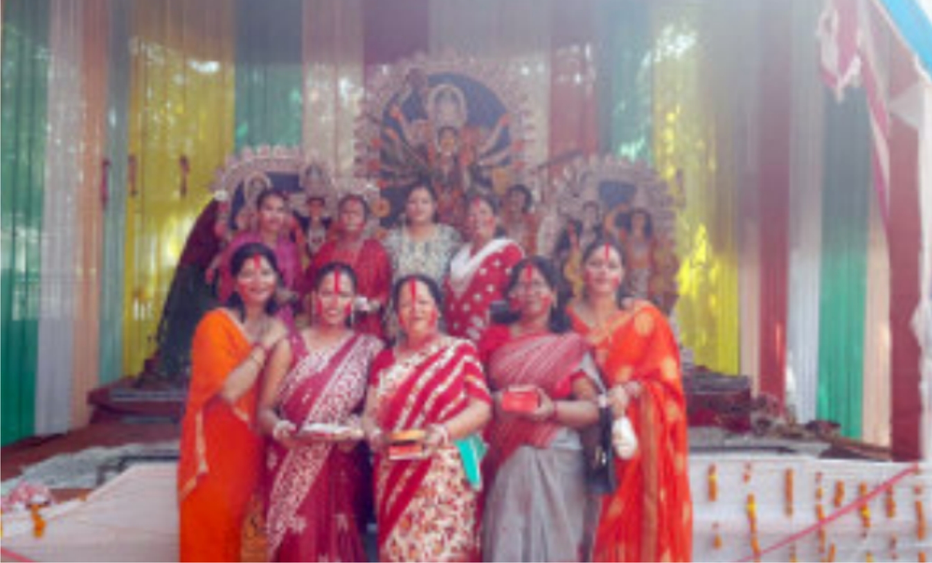 सार्वजनिक दुर्गा उत्सव समिति - सुहागिन महिलाओं द्वारा खेला गया सिंदूर उत्सव