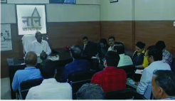 जिलाधिकारी ने की नगर निगम में अधिकारियों के साथ बैठक
